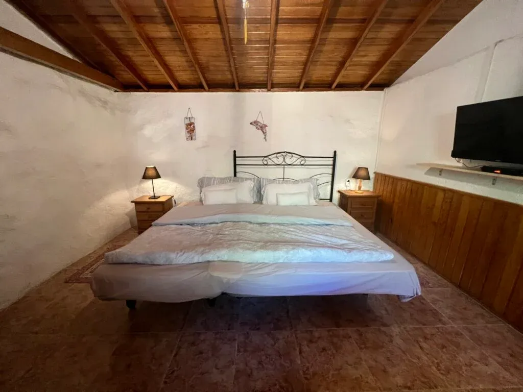 Schlafzimmer mit Doppelbett